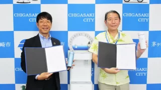 (右より)茅ヶ崎市長　佐藤 光氏とウォータースタンド株式会社常務取締役　近藤 紀行氏の締結画像