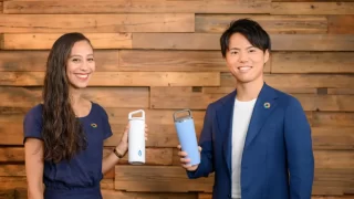 戦略的パートナーシップを締結したウォータースタンド株式会社 代表取締役社長 本多 均氏と日本初無料給水アプリとプラットフォーム「mymizu」を運営する一般社団法人Social Innovation Japan（本社：東京都渋谷区、共同代表：マクティア マリコ、ルイス ロビン氏の画像