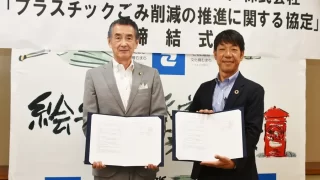 狛江市市長　松原 俊雄氏と、ウォータースタンド株式会社常務取締役、近藤紀行氏の画像